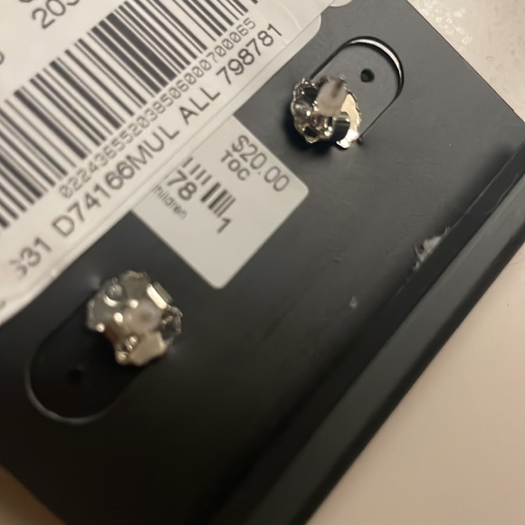 Fun and flirty earrings! NWT - Picture 5 of 7